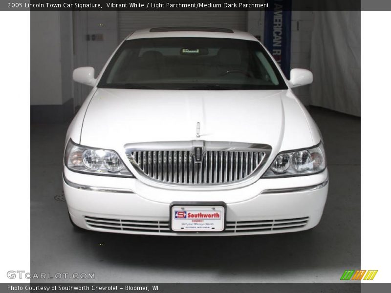 Vibrant White / Light Parchment/Medium Dark Parchment 2005 Lincoln Town Car Signature