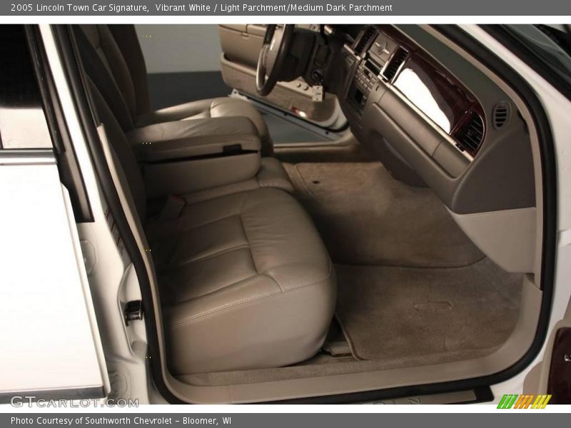 Vibrant White / Light Parchment/Medium Dark Parchment 2005 Lincoln Town Car Signature