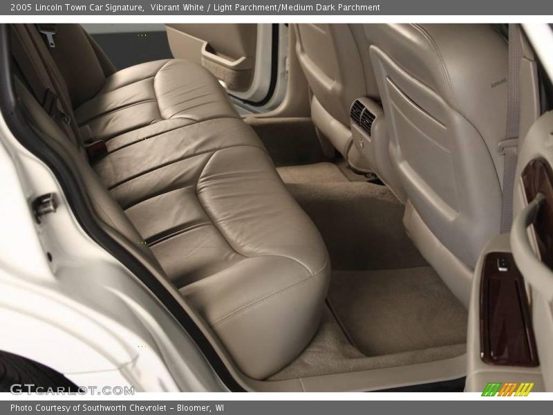 Vibrant White / Light Parchment/Medium Dark Parchment 2005 Lincoln Town Car Signature