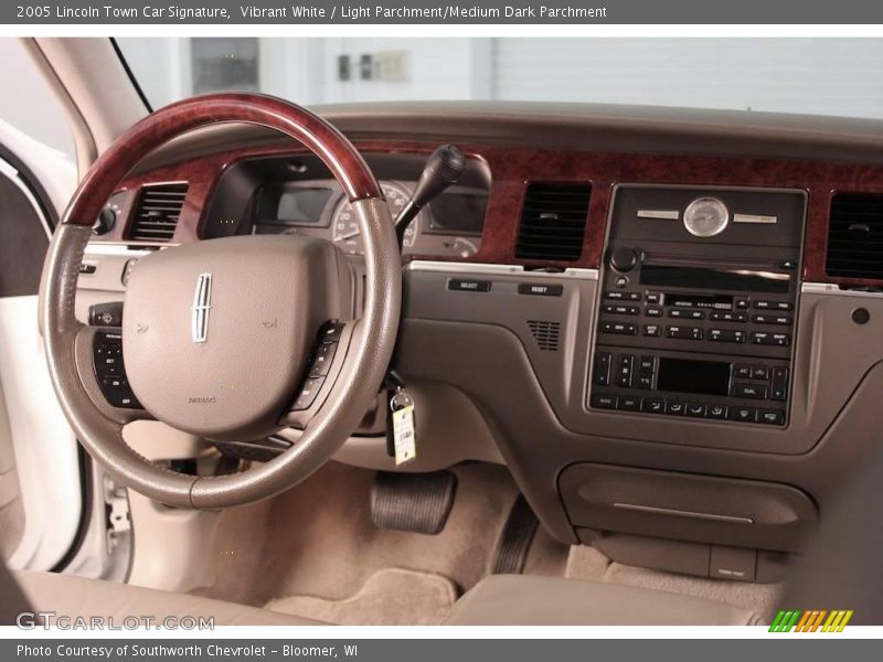 Vibrant White / Light Parchment/Medium Dark Parchment 2005 Lincoln Town Car Signature