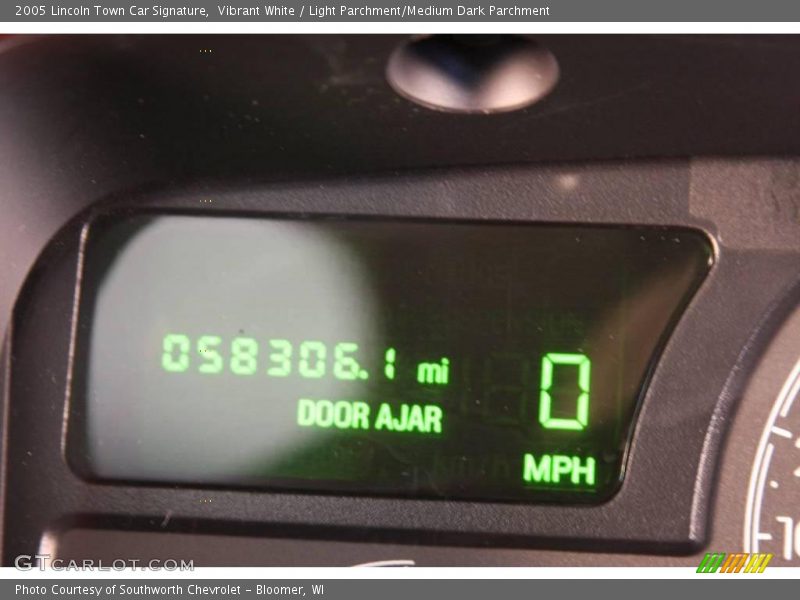 Vibrant White / Light Parchment/Medium Dark Parchment 2005 Lincoln Town Car Signature