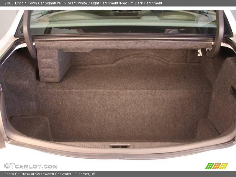 Vibrant White / Light Parchment/Medium Dark Parchment 2005 Lincoln Town Car Signature