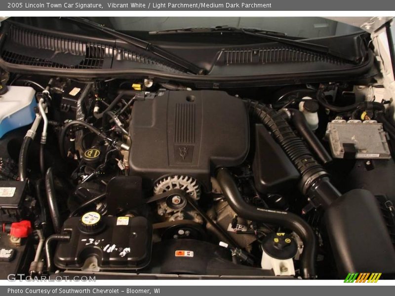 Vibrant White / Light Parchment/Medium Dark Parchment 2005 Lincoln Town Car Signature