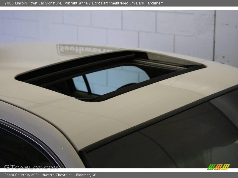 Vibrant White / Light Parchment/Medium Dark Parchment 2005 Lincoln Town Car Signature