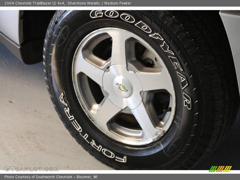 Silverstone Metallic / Medium Pewter 2004 Chevrolet TrailBlazer LS 4x4