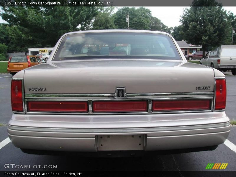Pumice Pearl Metallic / Tan 1995 Lincoln Town Car Signature