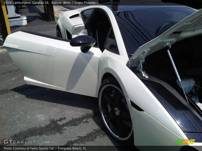 Balloon White / Grigio Phoenix 2006 Lamborghini Gallardo SE