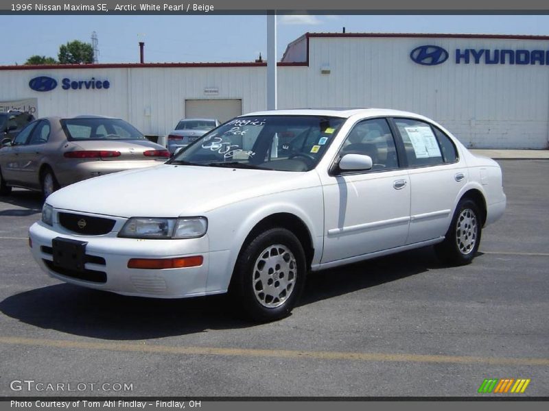 Arctic White Pearl / Beige 1996 Nissan Maxima SE