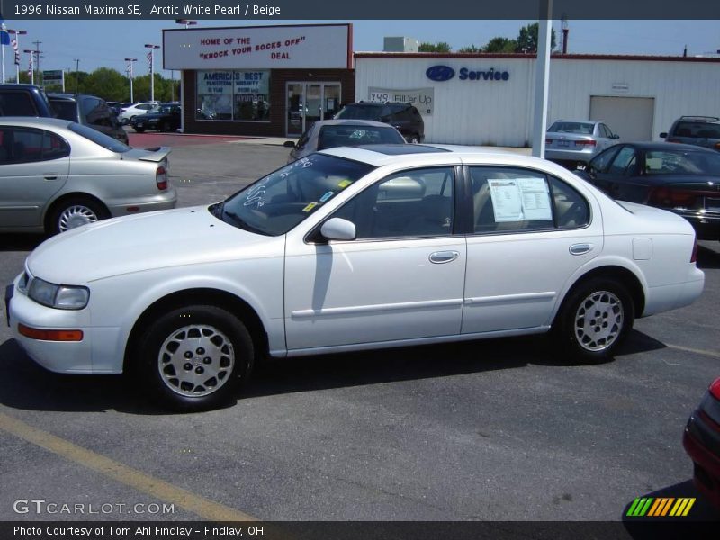 Arctic White Pearl / Beige 1996 Nissan Maxima SE