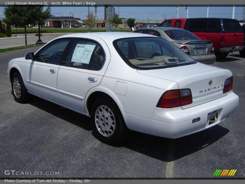 Arctic White Pearl / Beige 1996 Nissan Maxima SE