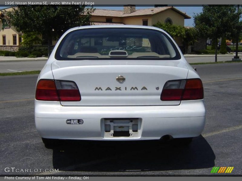 Arctic White Pearl / Beige 1996 Nissan Maxima SE
