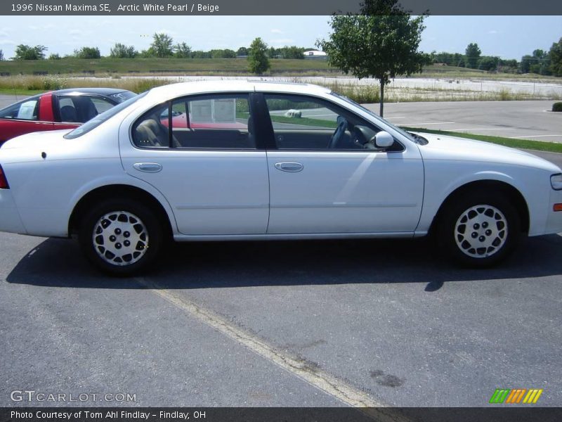 Arctic White Pearl / Beige 1996 Nissan Maxima SE