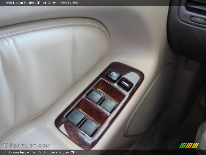 Arctic White Pearl / Beige 1996 Nissan Maxima SE