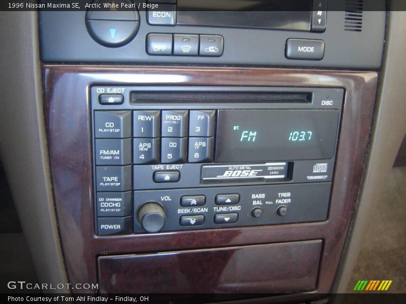 Arctic White Pearl / Beige 1996 Nissan Maxima SE