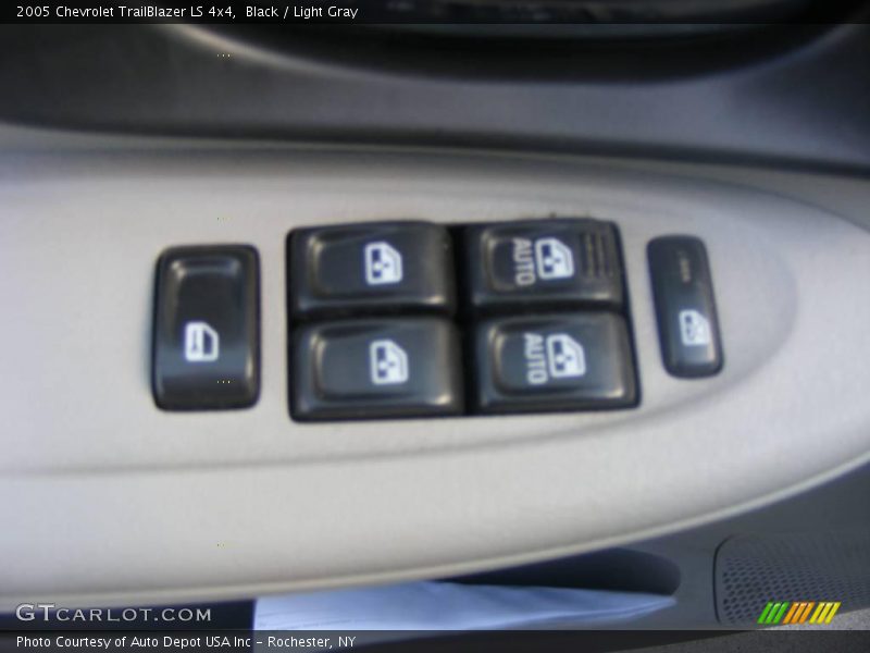 Black / Light Gray 2005 Chevrolet TrailBlazer LS 4x4