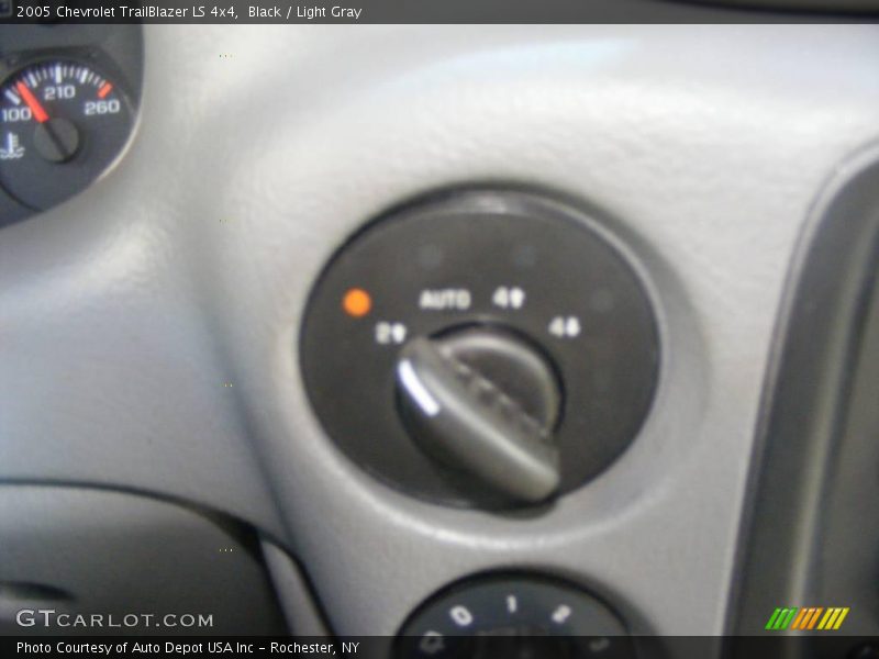 Black / Light Gray 2005 Chevrolet TrailBlazer LS 4x4