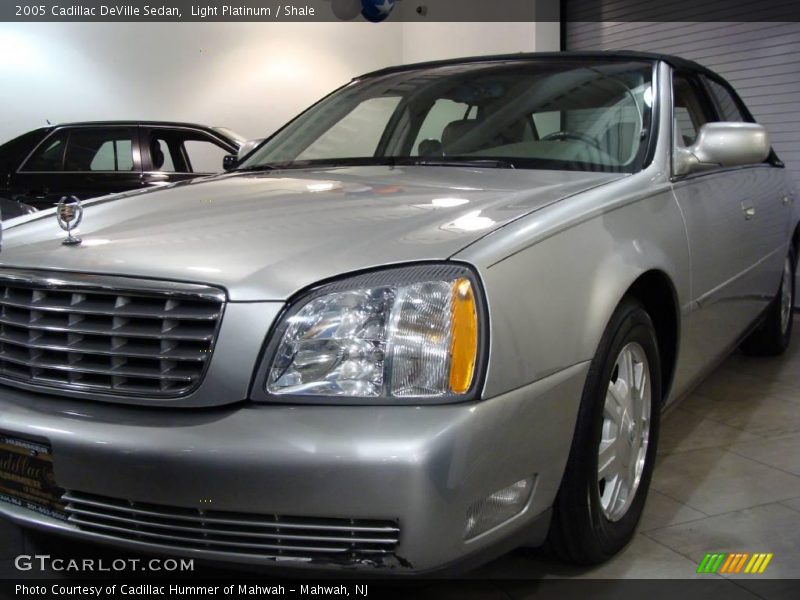 Light Platinum / Shale 2005 Cadillac DeVille Sedan
