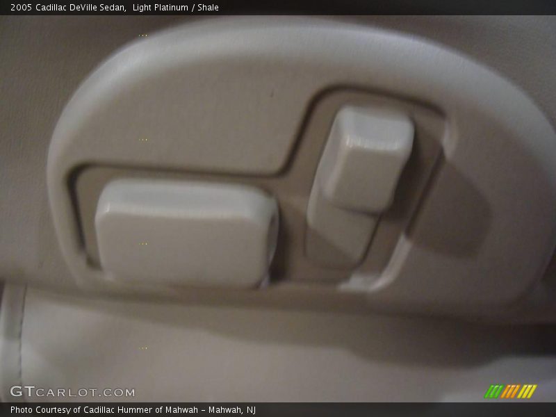 Light Platinum / Shale 2005 Cadillac DeVille Sedan