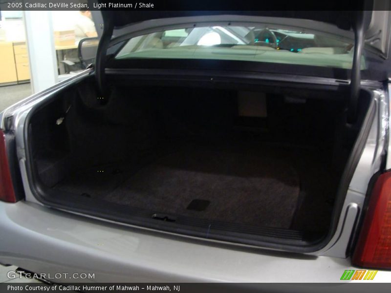 Light Platinum / Shale 2005 Cadillac DeVille Sedan