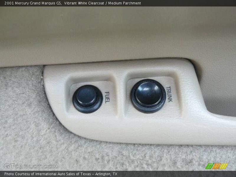 Vibrant White Clearcoat / Medium Parchment 2001 Mercury Grand Marquis GS