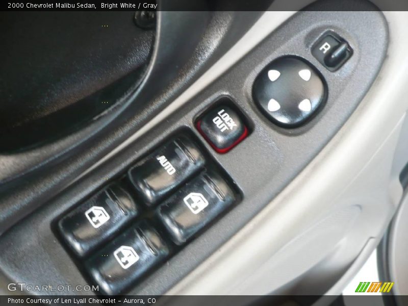 Bright White / Gray 2000 Chevrolet Malibu Sedan