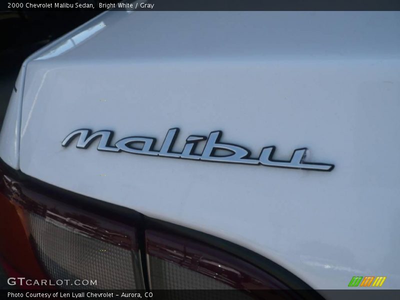 Bright White / Gray 2000 Chevrolet Malibu Sedan