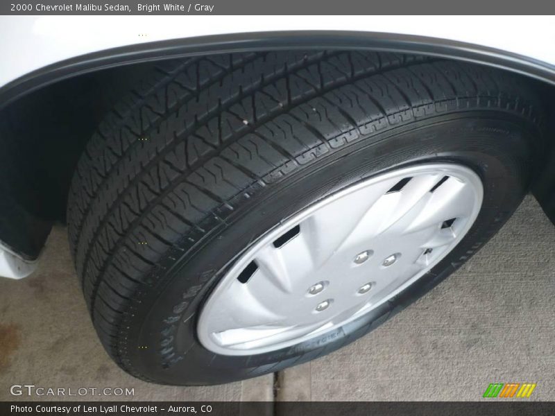 Bright White / Gray 2000 Chevrolet Malibu Sedan