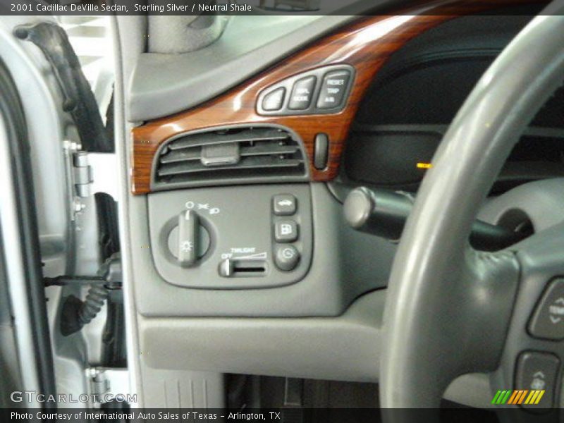 Sterling Silver / Neutral Shale 2001 Cadillac DeVille Sedan