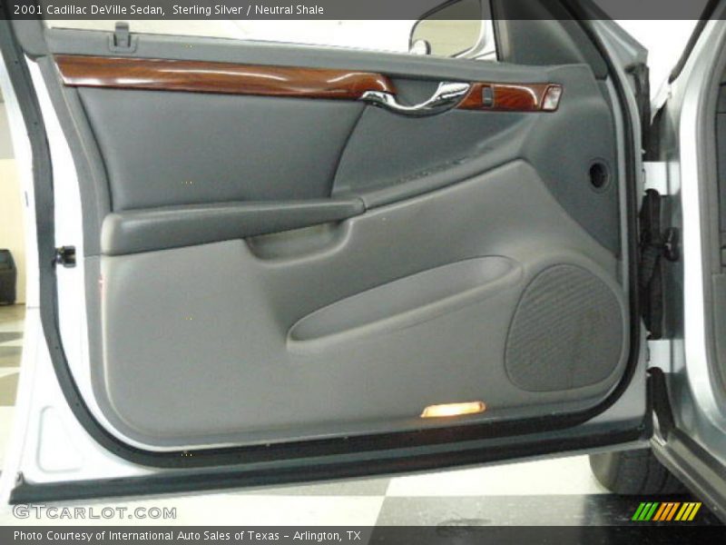 Sterling Silver / Neutral Shale 2001 Cadillac DeVille Sedan
