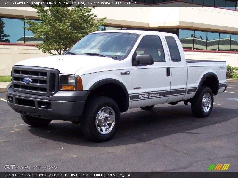 Oxford White / Medium Flint 2006 Ford F250 Super Duty XL SuperCab 4x4