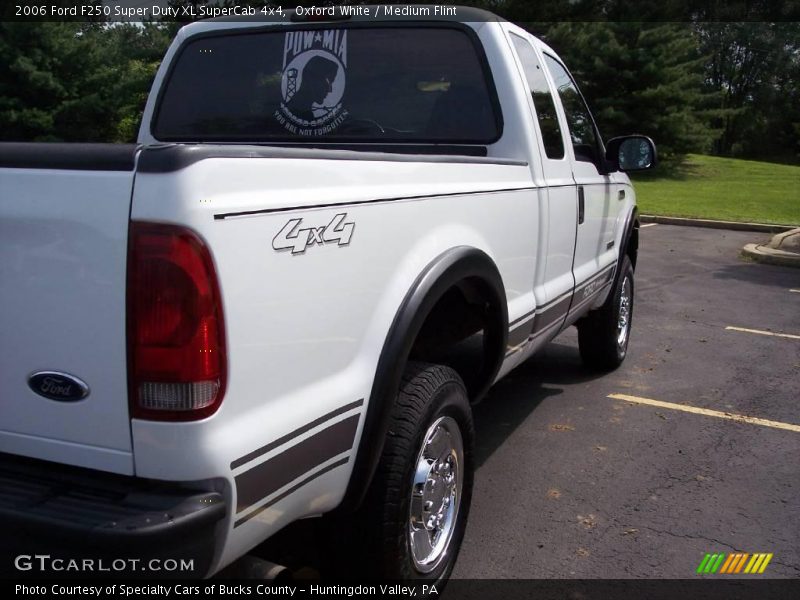 Oxford White / Medium Flint 2006 Ford F250 Super Duty XL SuperCab 4x4