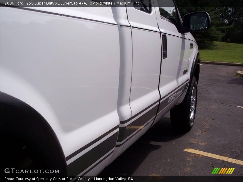 Oxford White / Medium Flint 2006 Ford F250 Super Duty XL SuperCab 4x4