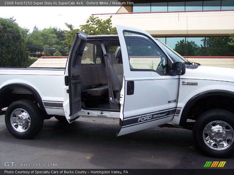 Oxford White / Medium Flint 2006 Ford F250 Super Duty XL SuperCab 4x4