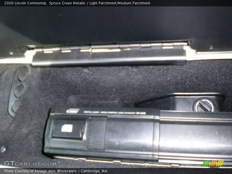 Spruce Green Metallic / Light Parchment/Medium Parchment 2000 Lincoln Continental