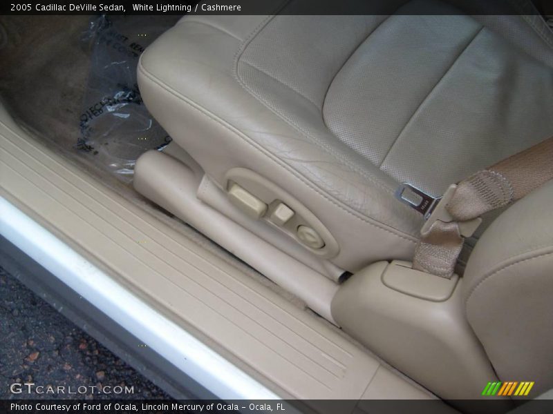 White Lightning / Cashmere 2005 Cadillac DeVille Sedan