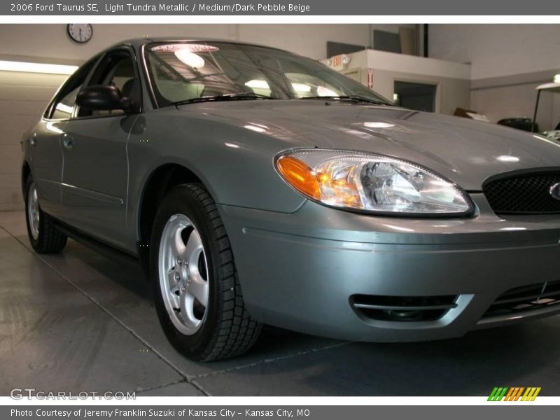 Light Tundra Metallic / Medium/Dark Pebble Beige 2006 Ford Taurus SE