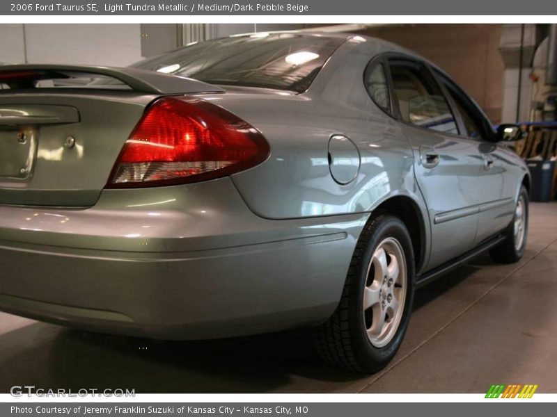 Light Tundra Metallic / Medium/Dark Pebble Beige 2006 Ford Taurus SE