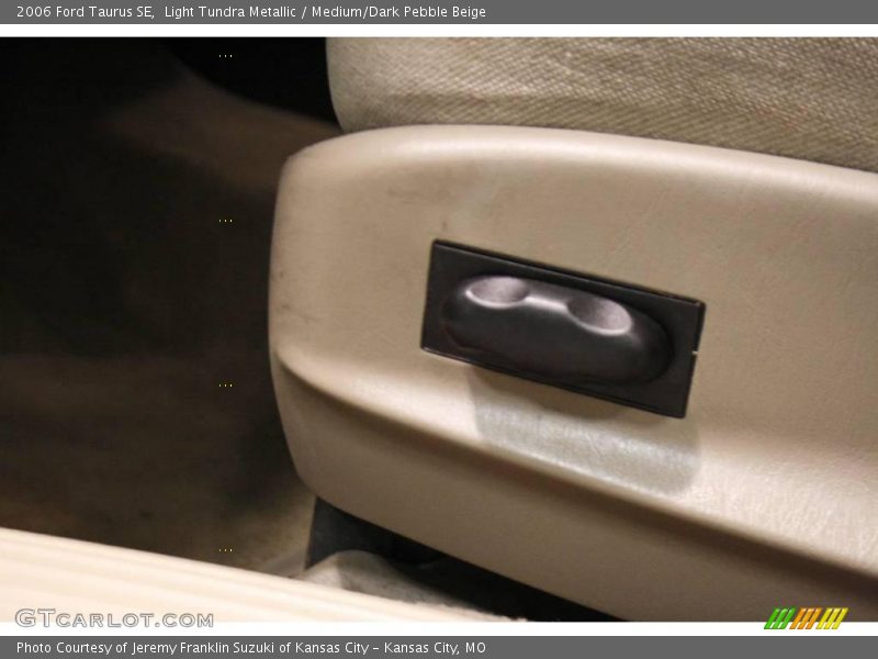 Light Tundra Metallic / Medium/Dark Pebble Beige 2006 Ford Taurus SE