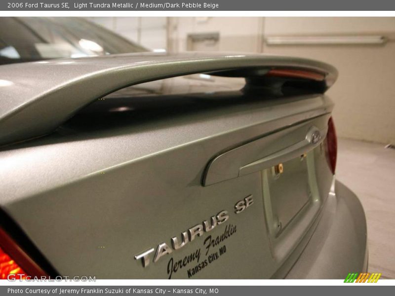 Light Tundra Metallic / Medium/Dark Pebble Beige 2006 Ford Taurus SE
