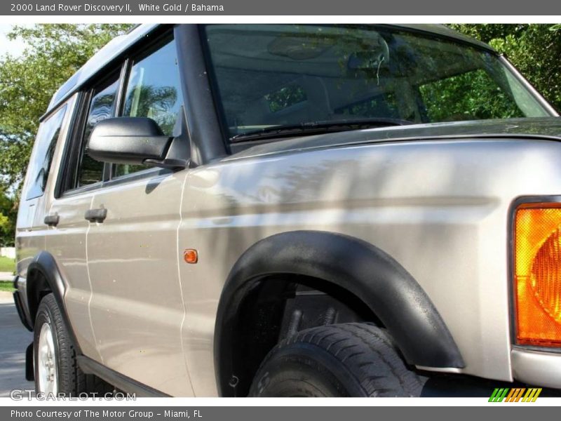 White Gold / Bahama 2000 Land Rover Discovery II