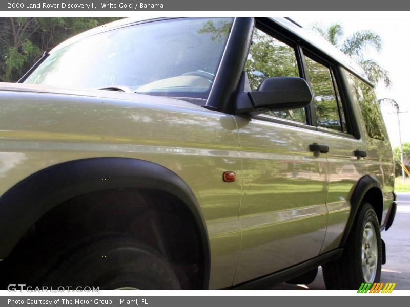 White Gold / Bahama 2000 Land Rover Discovery II