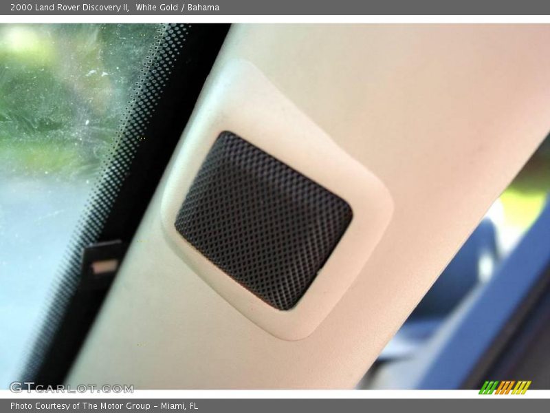 White Gold / Bahama 2000 Land Rover Discovery II