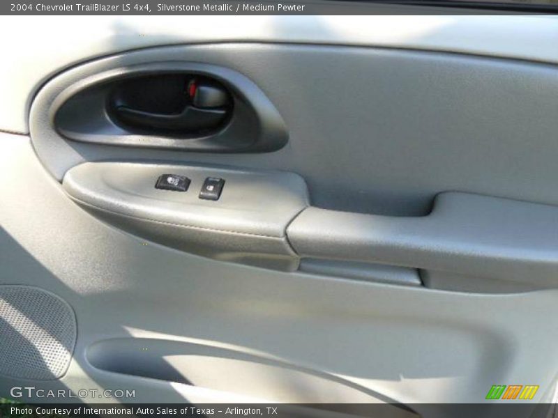 Silverstone Metallic / Medium Pewter 2004 Chevrolet TrailBlazer LS 4x4