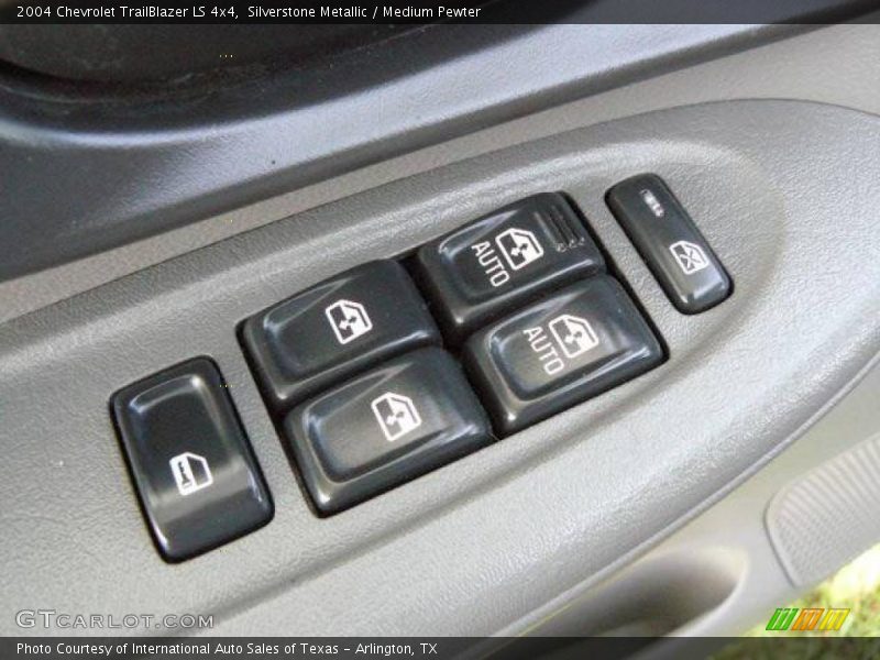 Silverstone Metallic / Medium Pewter 2004 Chevrolet TrailBlazer LS 4x4