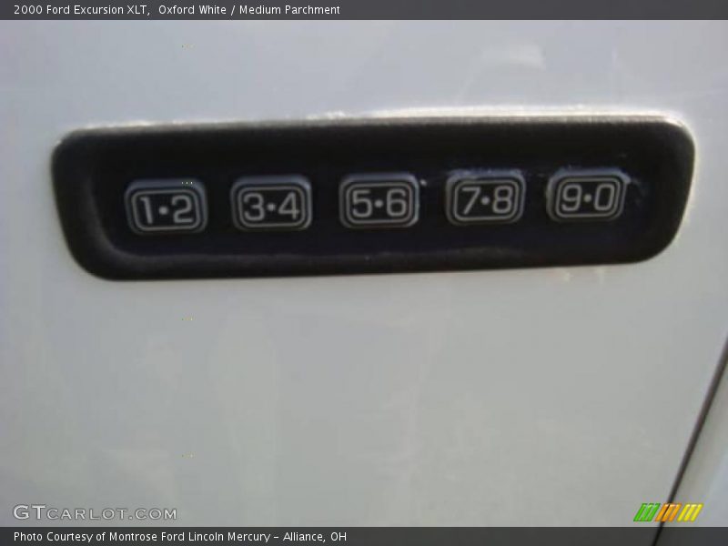 Oxford White / Medium Parchment 2000 Ford Excursion XLT