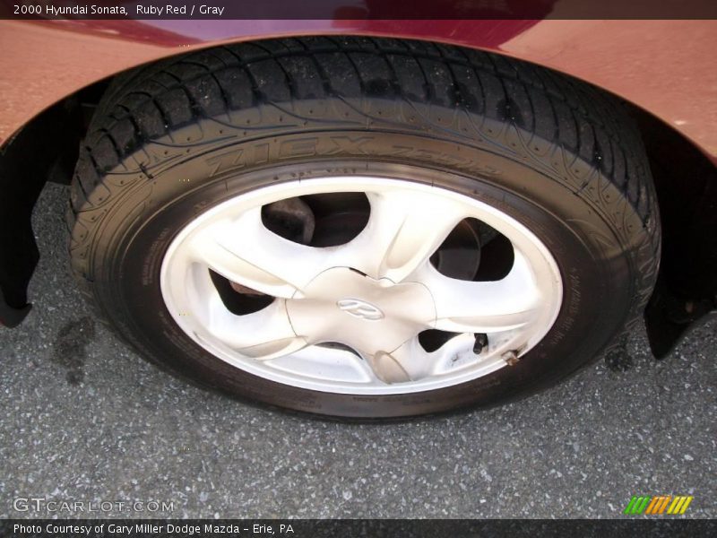 Ruby Red / Gray 2000 Hyundai Sonata
