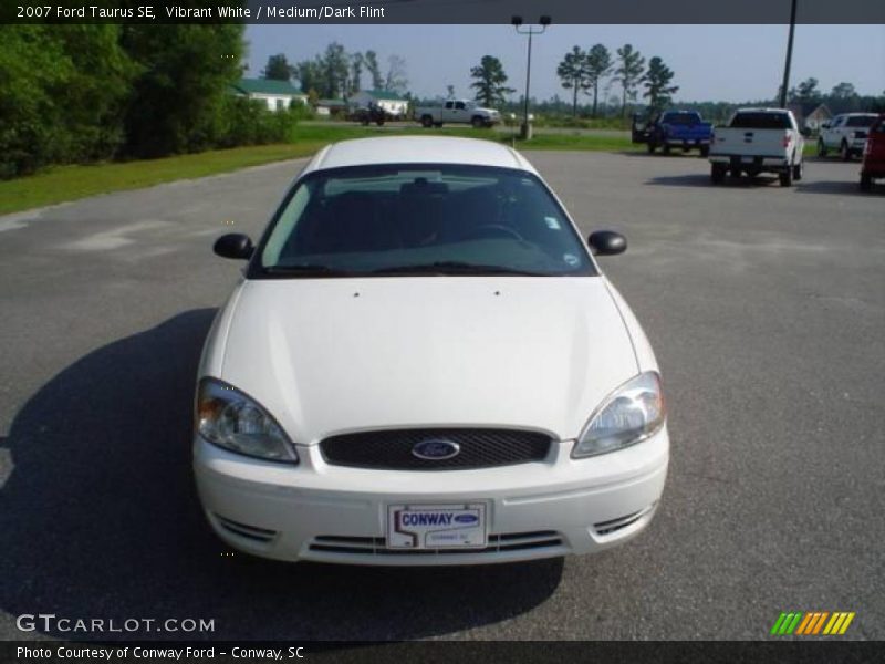 Vibrant White / Medium/Dark Flint 2007 Ford Taurus SE