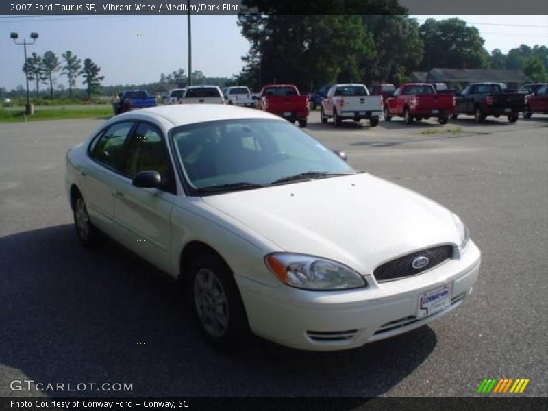 Vibrant White / Medium/Dark Flint 2007 Ford Taurus SE