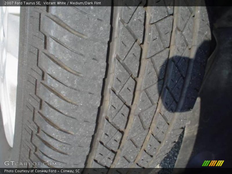 Vibrant White / Medium/Dark Flint 2007 Ford Taurus SE
