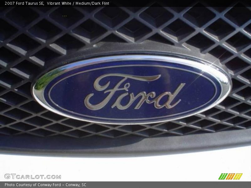 Vibrant White / Medium/Dark Flint 2007 Ford Taurus SE
